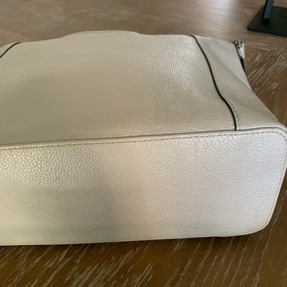 Elegant Cream Shoulder Bag with Embroidered Design - Picture 7 of 11